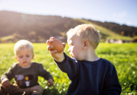 Kinder mit Eiern vor dem Kinderstall im Schiefergut.