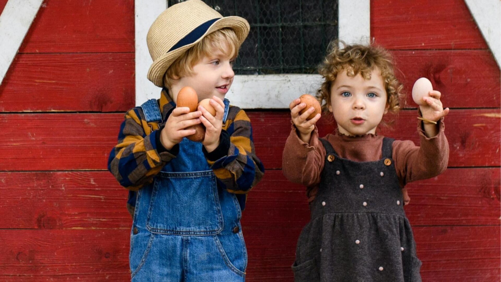 Kinder mit Eiern vor dem Kinderstall im Schiefergut.