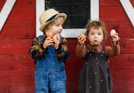 Kinder mit Eiern vor dem Kinderstall im Schiefergut.