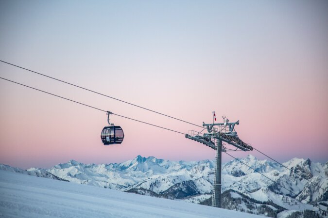 Skifahren in Flachau einem der modernsten Skigebiete Österreichs, mitten in Ski amadé. Am Bild zu sehen ist die Gondelbahn Panoramalink, die die Skigebiete Snow Space Salzburg und Shuttleberg Flachauwinkl-Kleinarl verbindet.