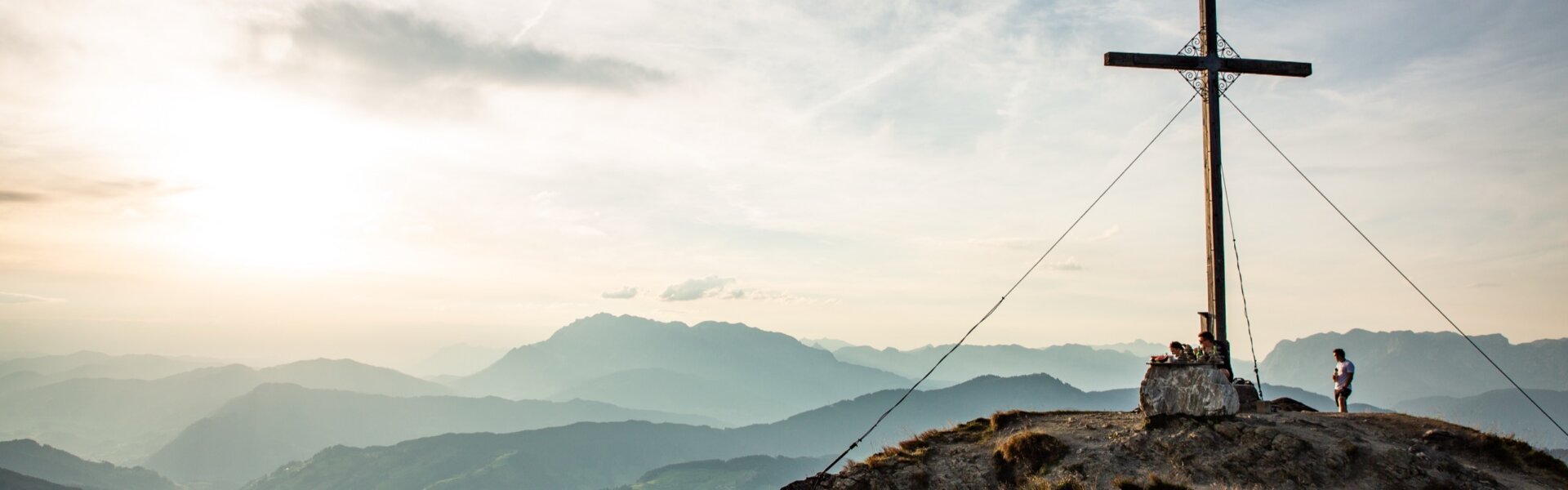 Wanderberg Grießenkar in Flachau - ein echtes Wanderparadies. 3 Wanderer am Gipfelkreuz