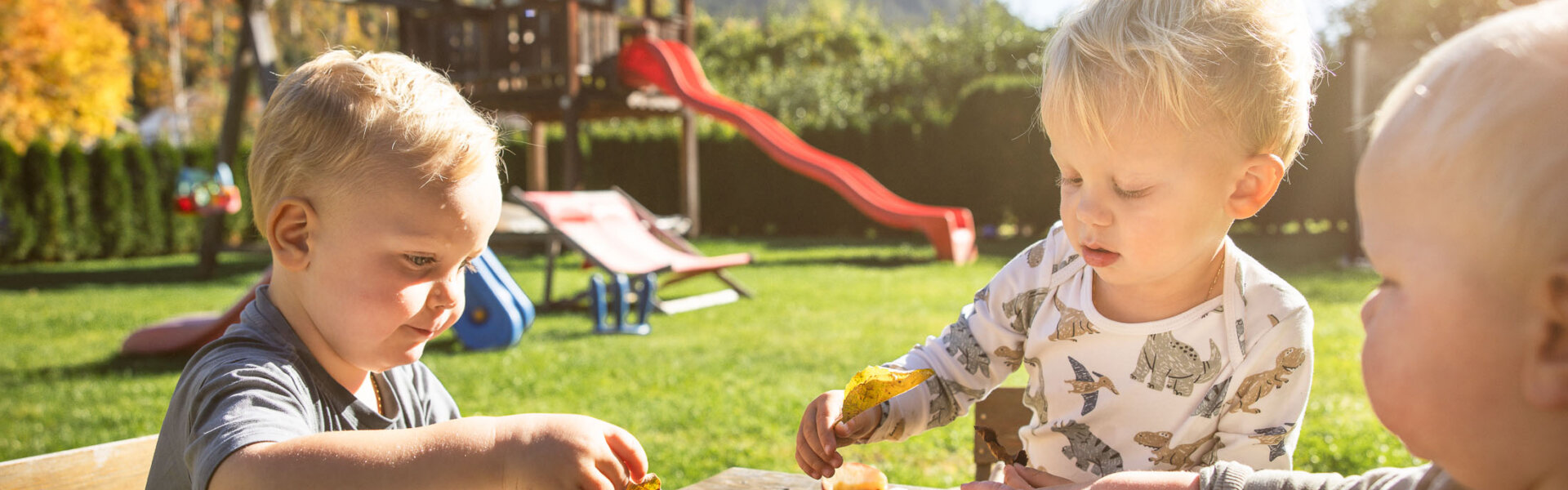 Kinder spielen am Spielplatz