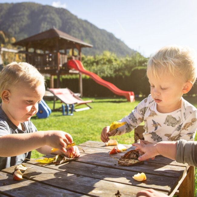 Kinder spielen am Spielplatz