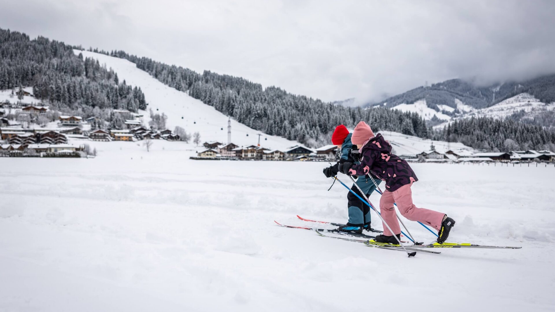 Kinder beim Langlaufen