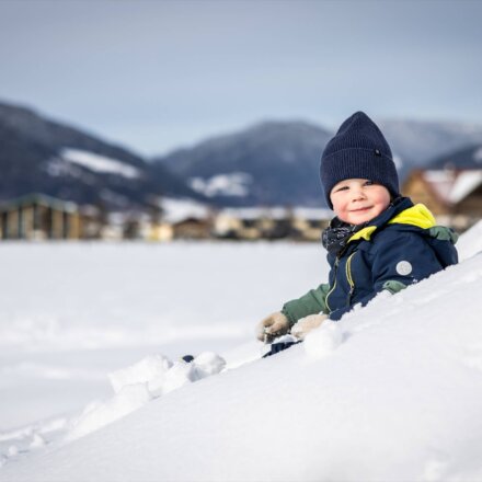 Kind auf dem Skihügel