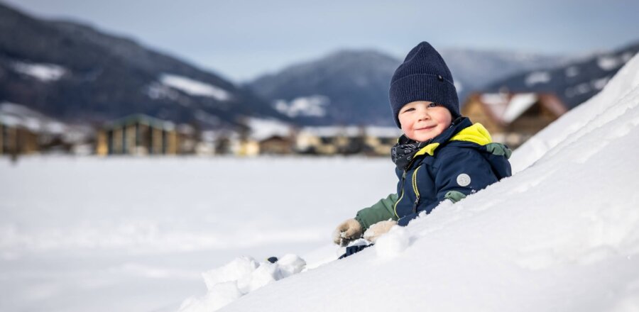 Kind auf dem Skihügel