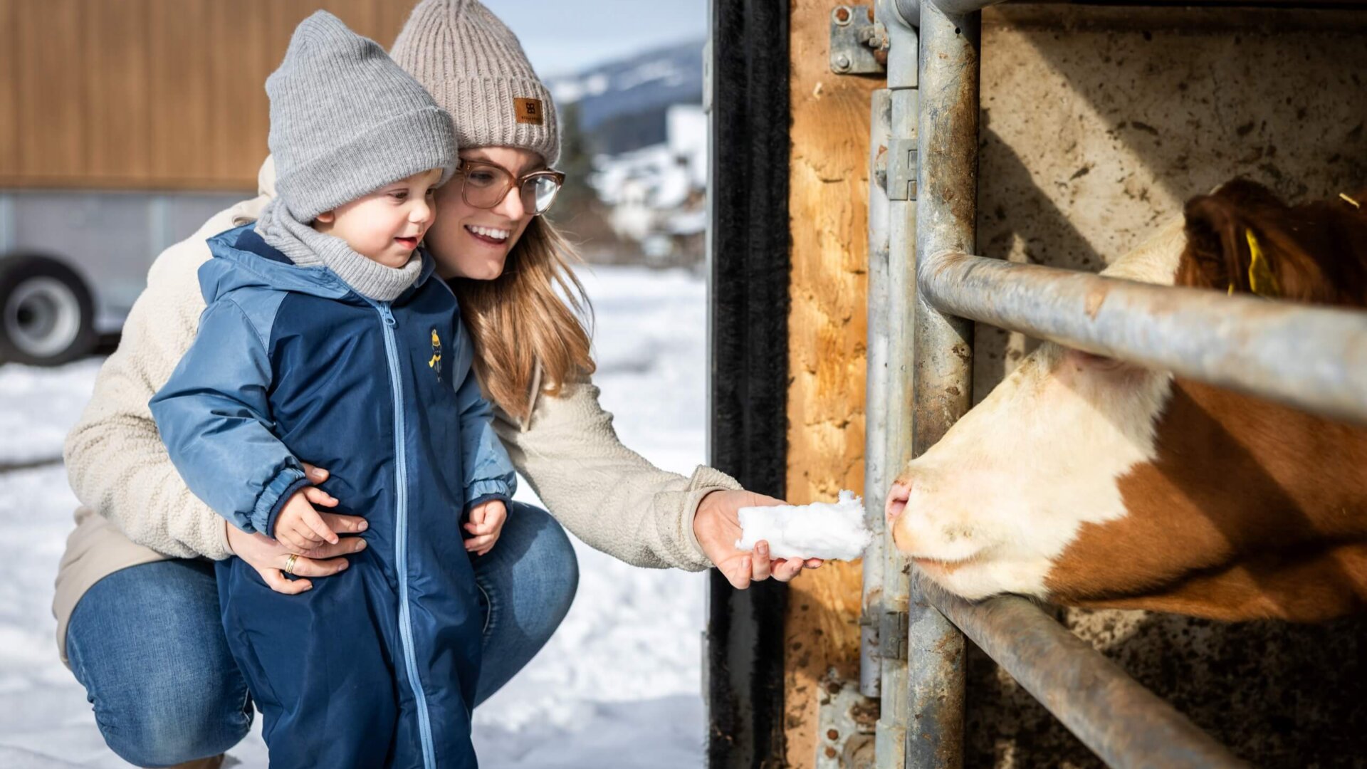 Kind mit Mama streicheln eine Kuh