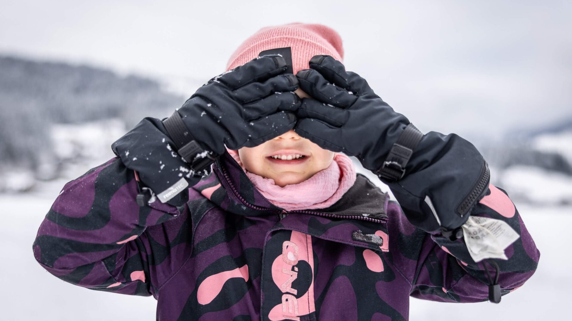 Mädchen hält die Hände vor das Gesicht