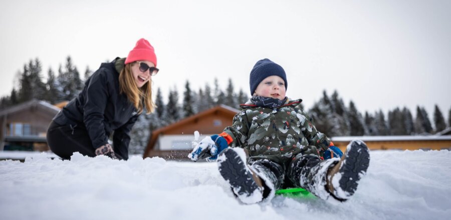 Kind auf einem Schlitten
