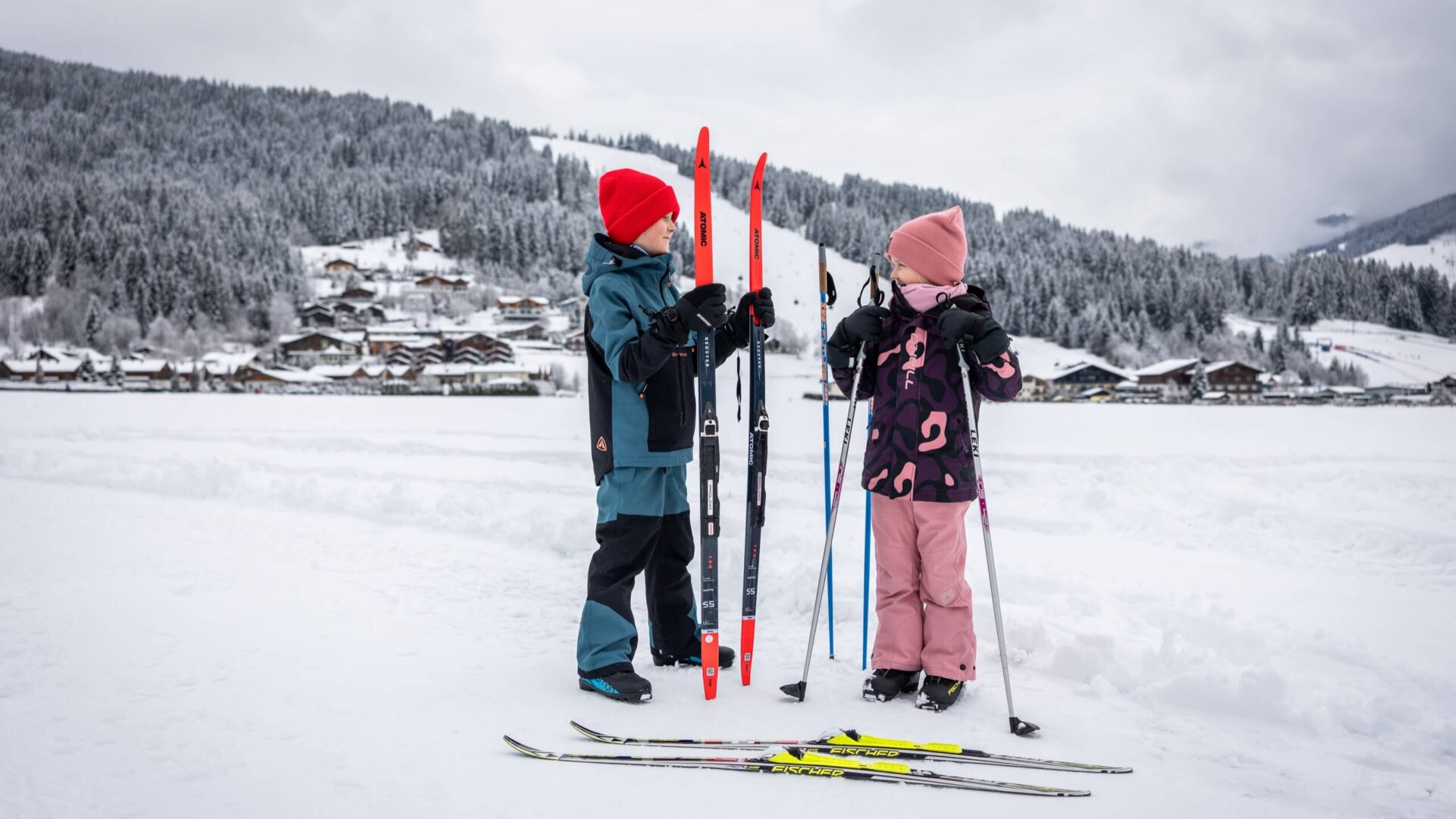 Kinder gehen Langlaufen