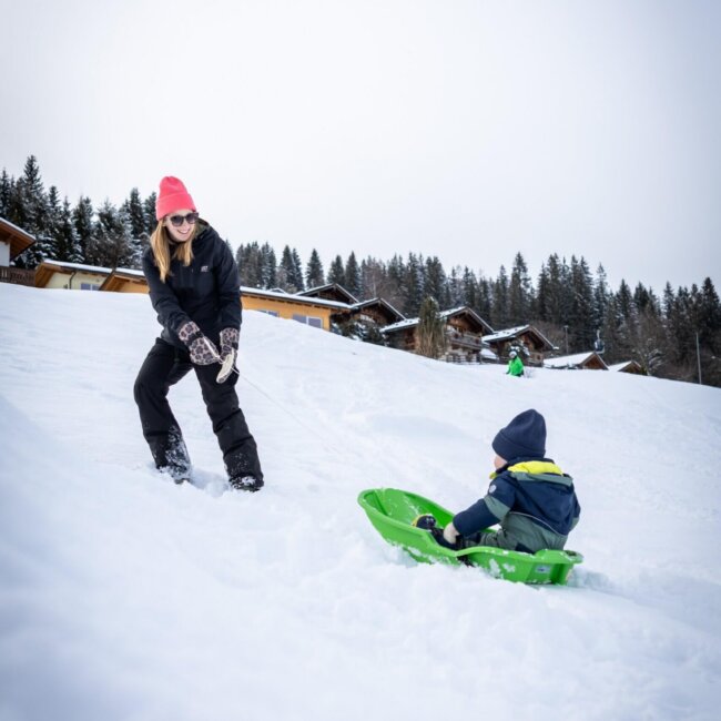 Martina Schiefer zieht Simon junior im Schlitten